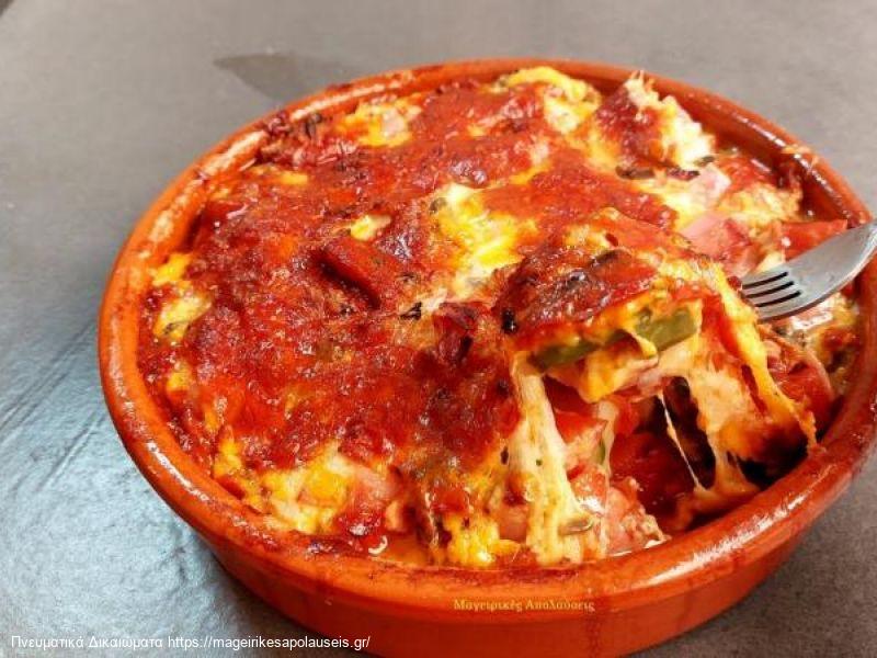 Ο απόλυτος μεζές μέσα σε πέντε λεπτά. Με λουκάνικο χωριάτικο τυριά που λιώνουν ντομάτα πιπεριά.